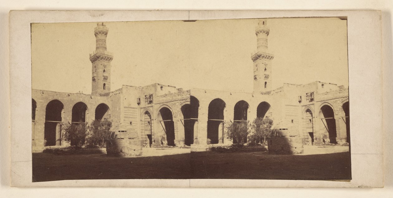 [Zicht op gebouw met hoge toren, graftombe op binnenplaats]. door Francis Frith