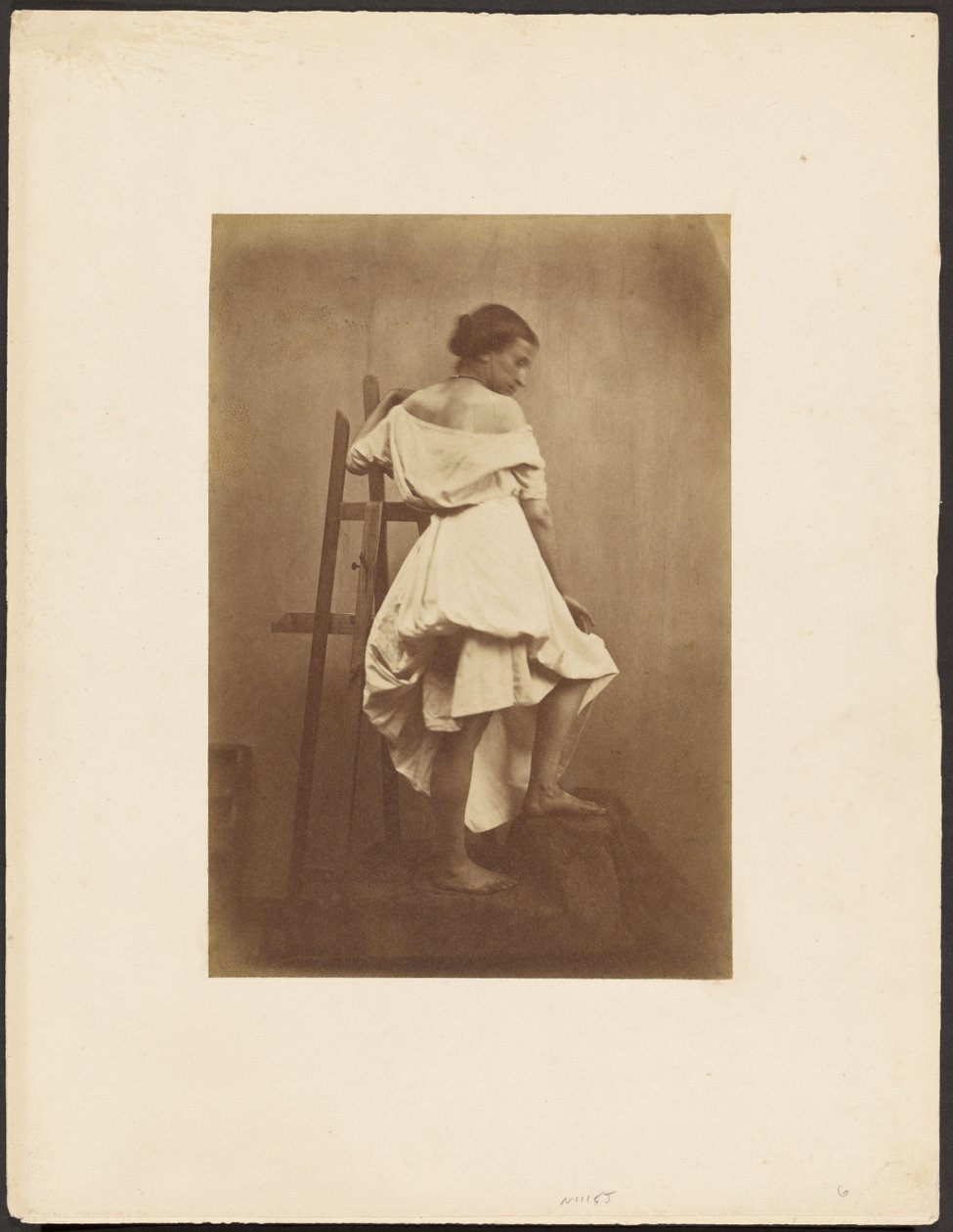 Model in witte jurk met schildersezel door Franck Chavassaigne
