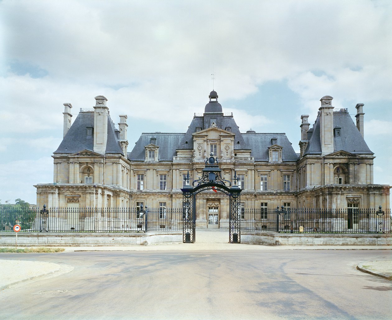 Uitzicht op de westgevel van Chateau de Maisons-Laffitte, gebouwd 1642-51 door Francois Mansart