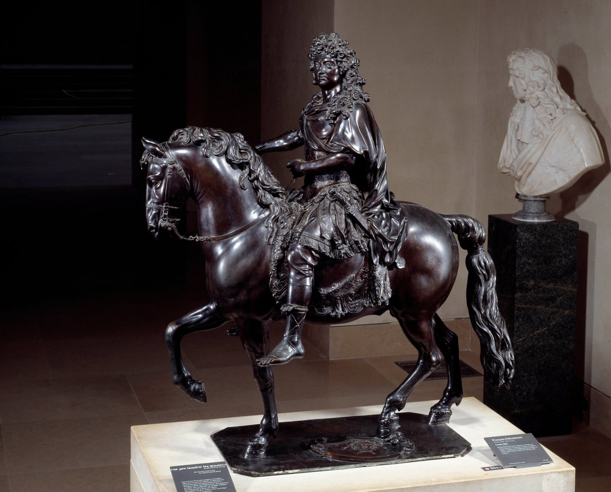 Ruiterstandbeeld van koning Lodewijk XIV (1638-1715) in brons gegoten met verloren was. Beeldhouwwerk door Francois Girardon (1628-1715). 17e eeuw. Zon 1,02x0,98x0,5 m Parijs, Louvre museum door Francois Girardon