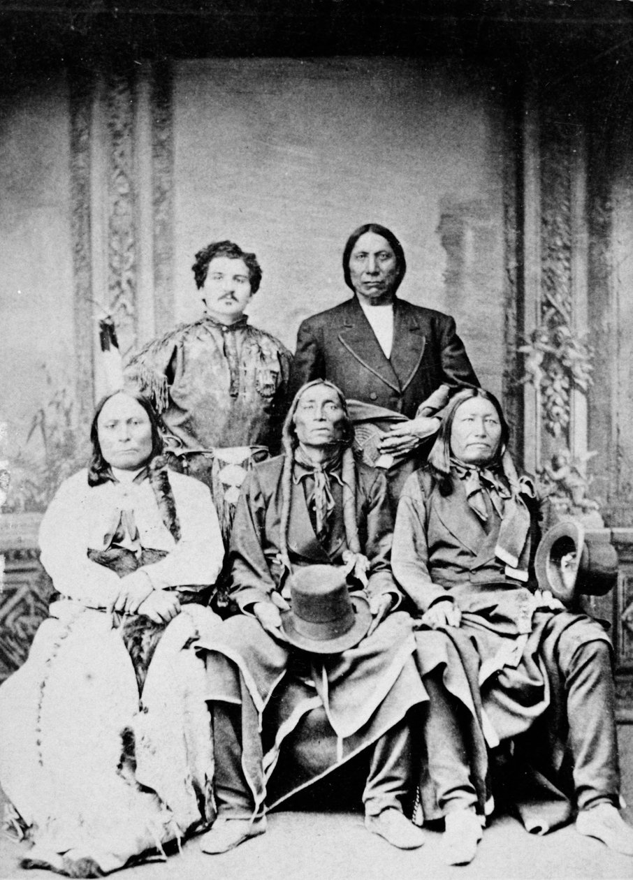 Groepsportret van Sitting Bull, Swift Bear, Spotted Tail, Julius Meyer en Red Cloud, 1875 door Frank F. Currier