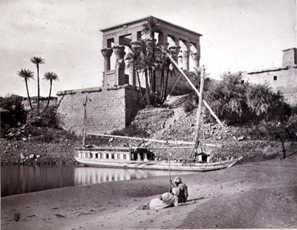 De Tempel van Trajanus, kijkend naar het zuidwesten, Philae (zwart-wit foto) door Frank Mason Good