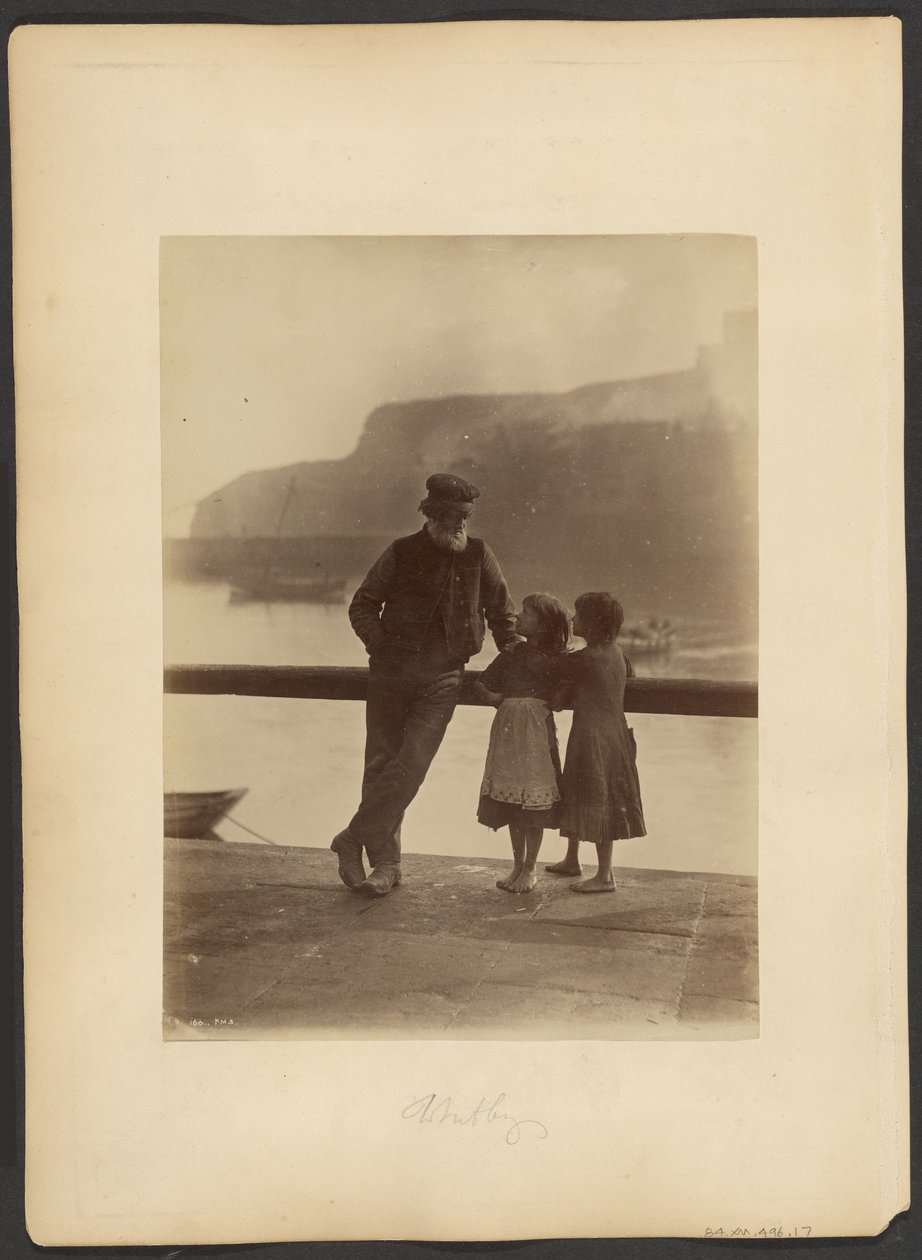 [Oude man en twee meisjes] door Frank Meadow Sutcliffe