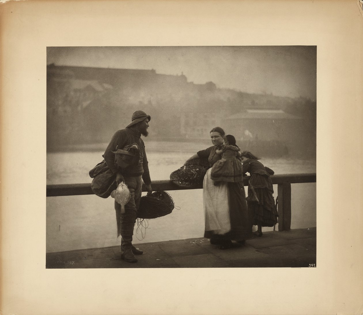 Zaterdagmiddag door Frank Meadow Sutcliffe
