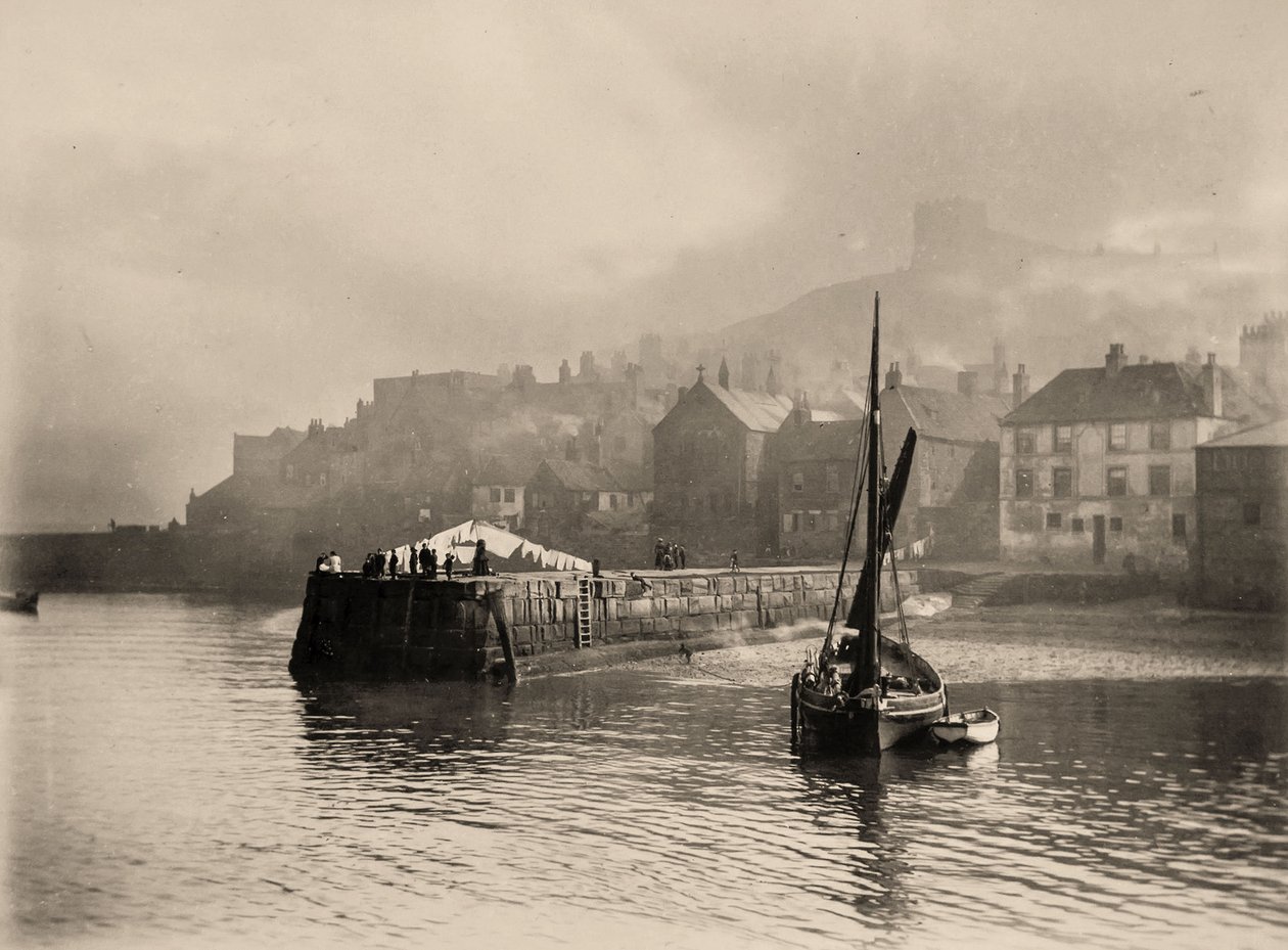 Uitzicht op de haven, Whitby, Noord-Yorkshire. 1884 (foto) door Frank Meadow Sutcliffe