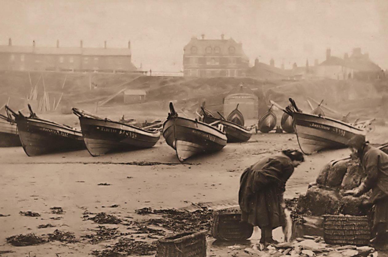 Vrouwen laden vis in manden van de vissersboten, Whitby Haven door Frank Meadow Sutcliffe