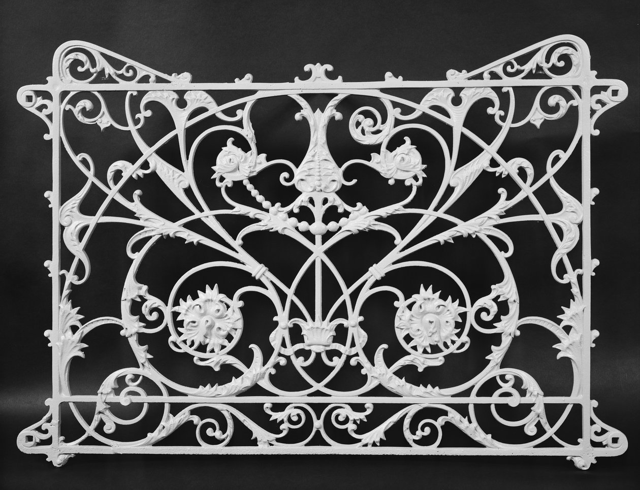 Sectie van balkonreling van Mecca Apartment Building, 34th en State Streets, Chicago, Illinois, 1891-92 door Franklin Pierce Burnham