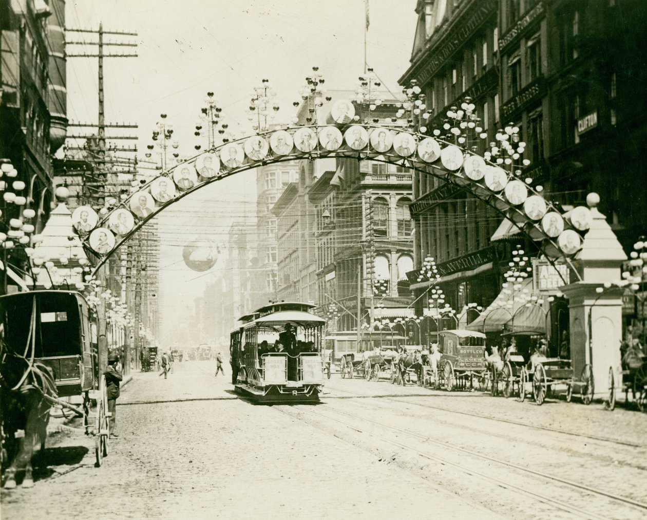 Broadway ten noorden van Chestnut versierd voor de herfstfeesten van 1892 door Fred Nedderhut of the St. Louis Globe Democrat