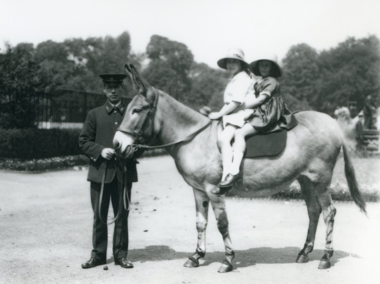 Twee jonge meisjes rijden op een ezel, London Zoo, augustus 1922 door Frederick William Bond