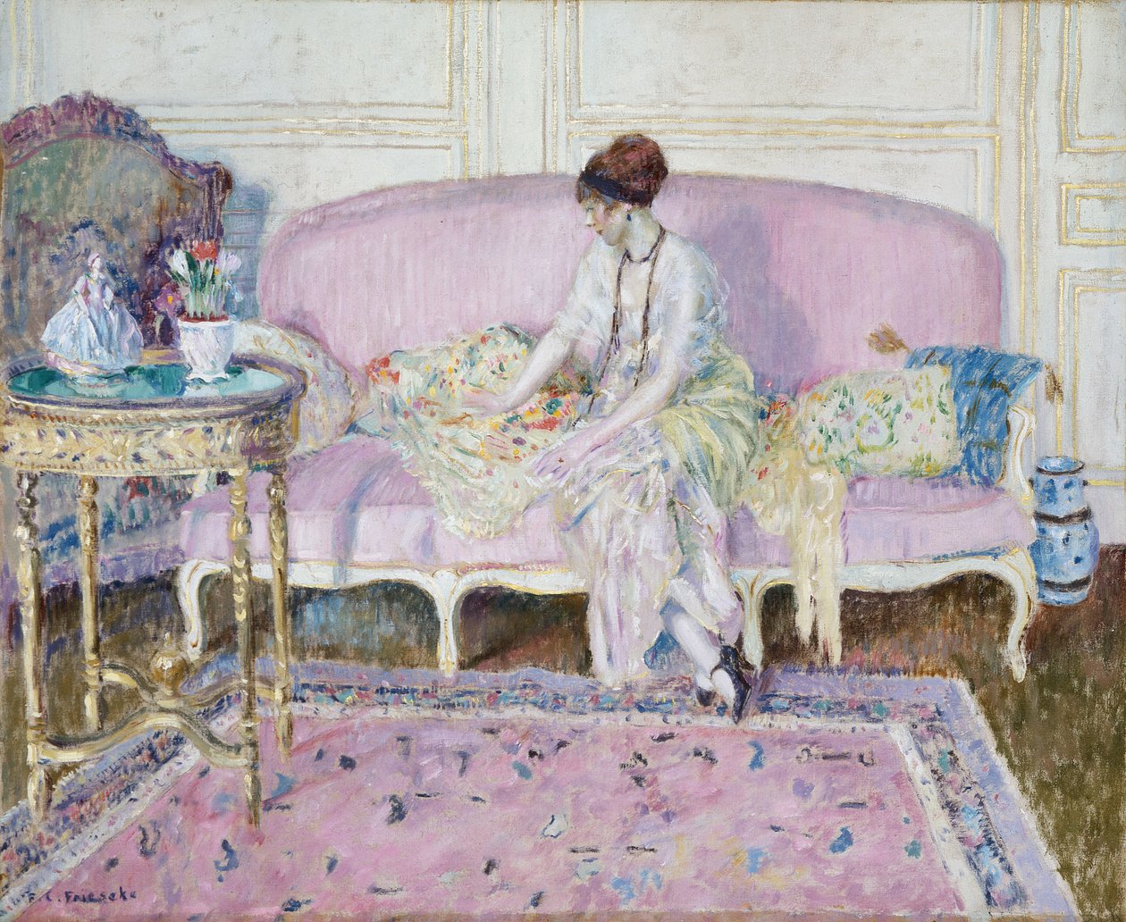 Vrouw zittend op bank in interieur door Frederick Carl Frieseke