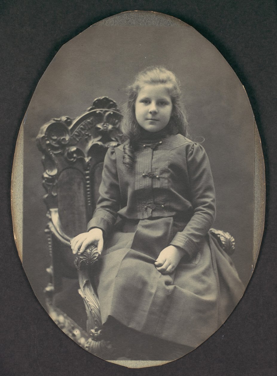 [Meisje met krullen, zittend, driekwart lengte] door Frederick Gutekunst