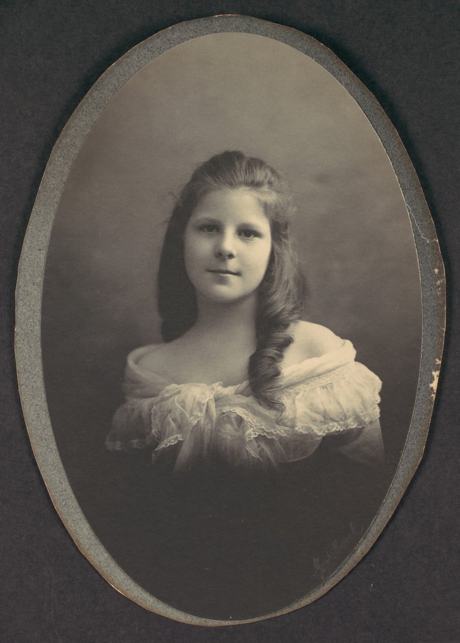 [Meisje met witte off-the-shoulder jurk], 1890s door Frederick Gutekunst