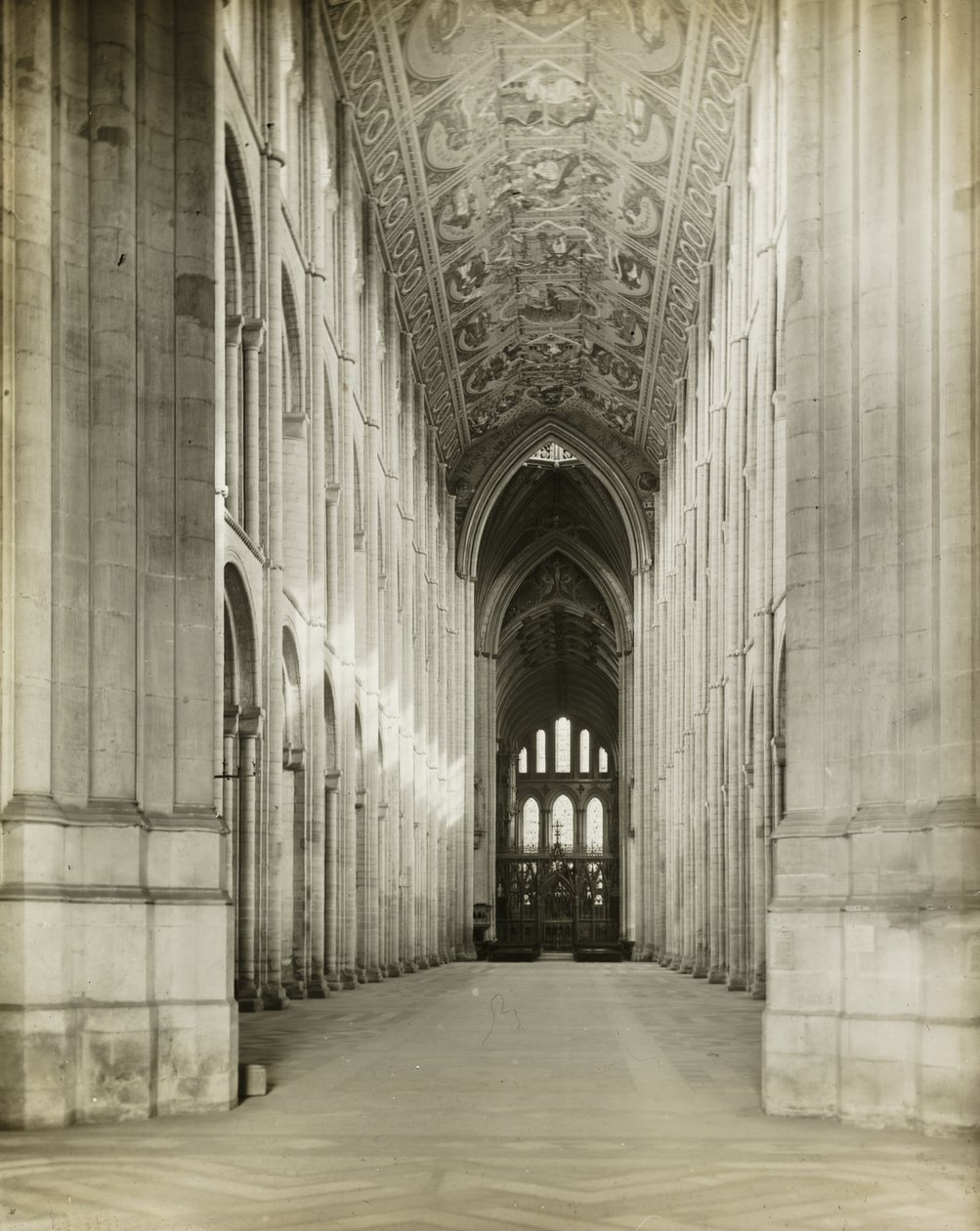 Kathedraal van Ely: Schip vanaf portiekdeur door Frederick H. Evans