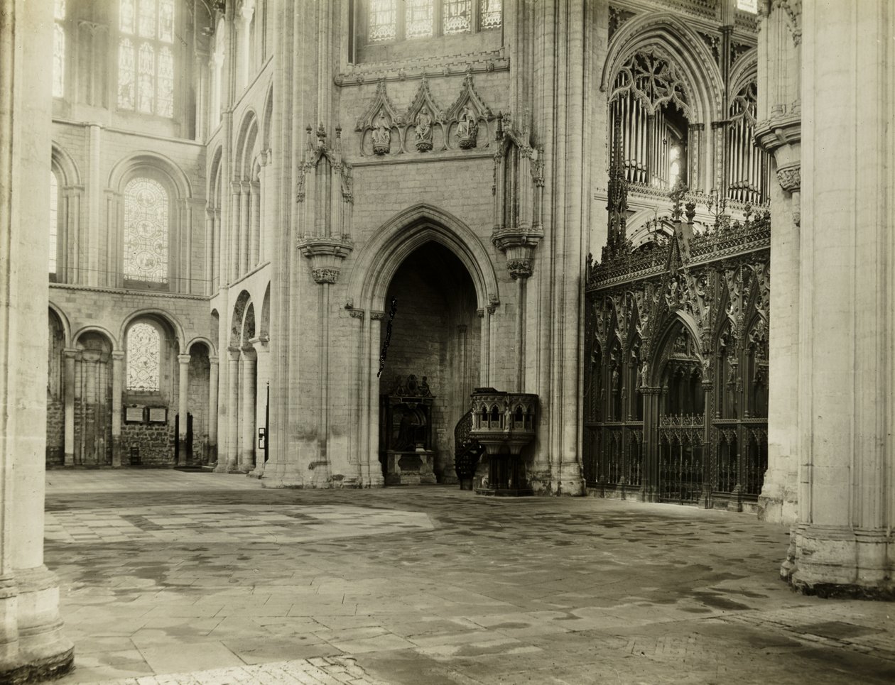 Kathedraal van Ely: Octagon van South Transept Stoelen en banken verwijderd door Frederick H. Evans