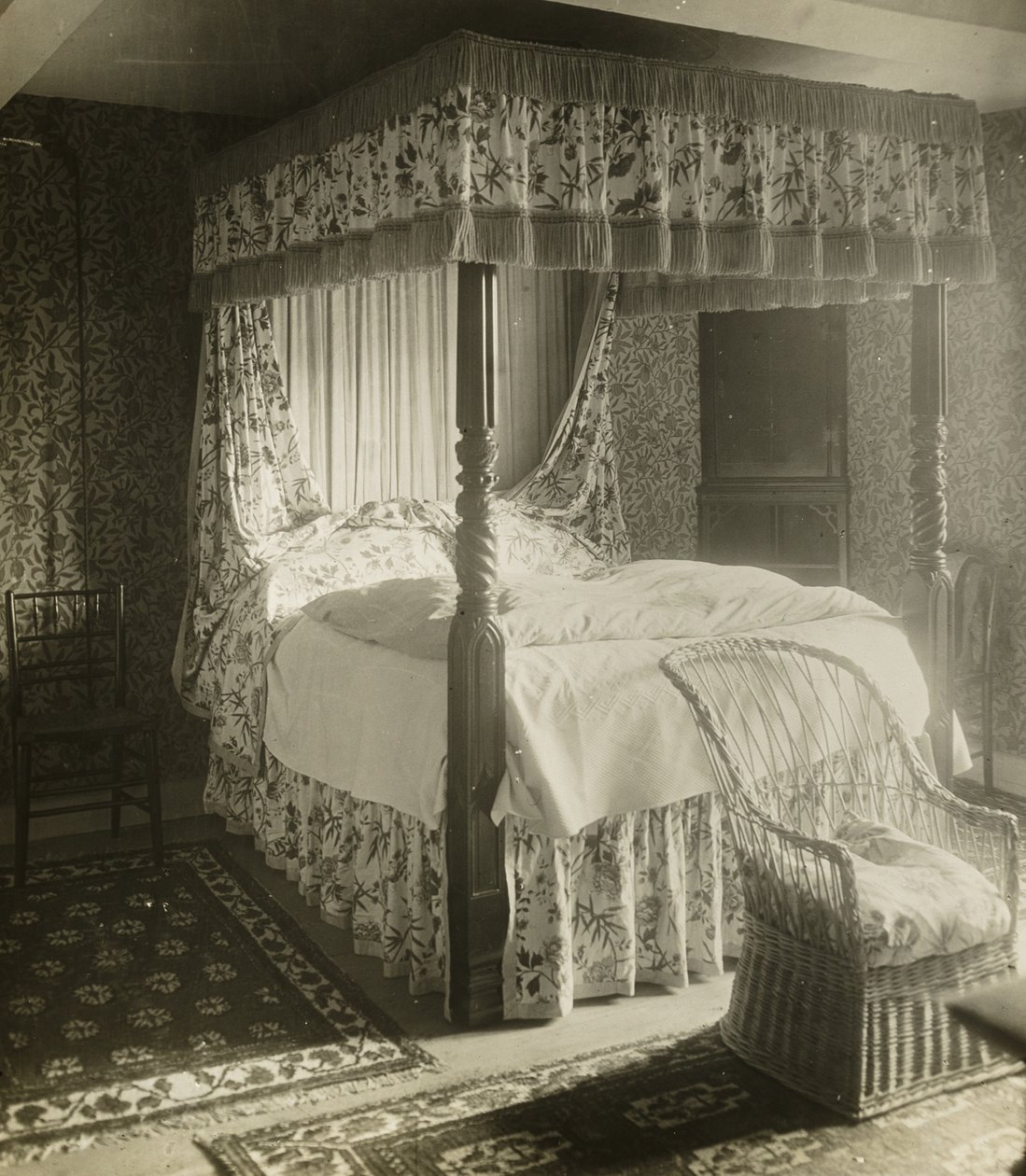 Kelmscott Manor: Bed Wm. Morris is geboren in door Frederick H. Evans
