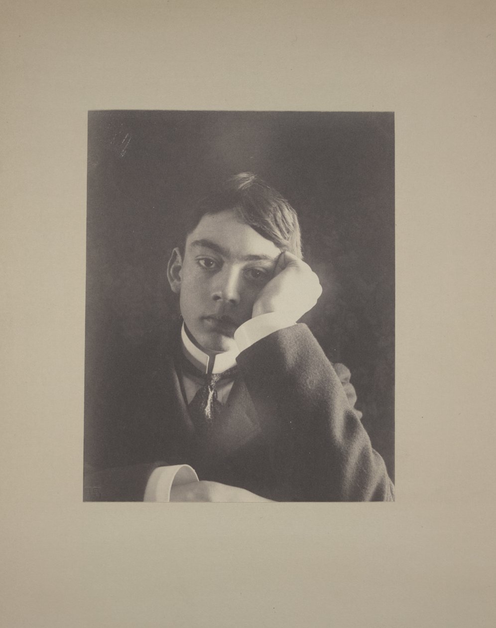 Jongen in pak met hand tegen gezicht, ca. 1896 door Frederick Holland Day