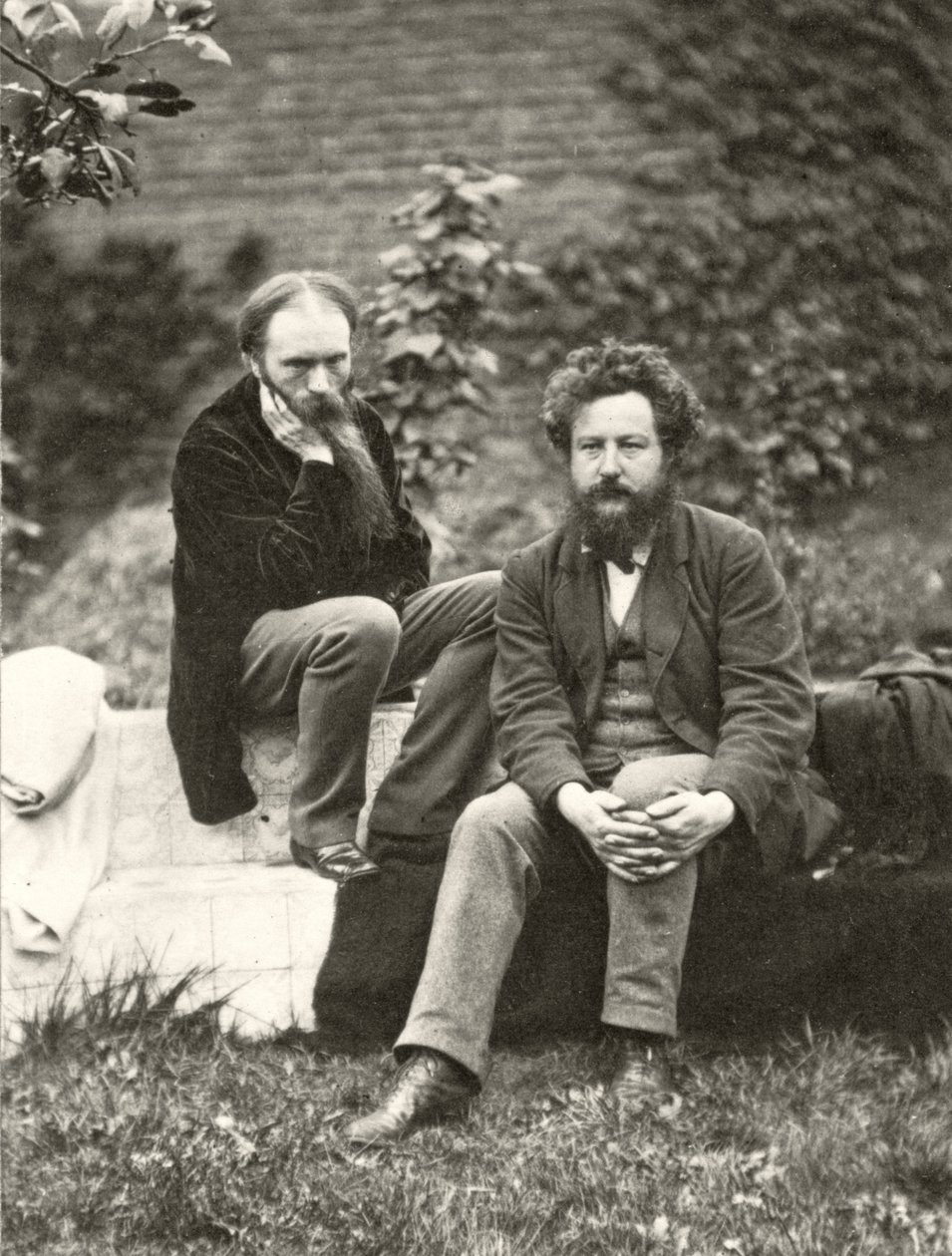 Portretfoto van Sir Edward Burne-Jones (1833-98) en William Morris (1834-96) door Frederick Hollyer (1837-1933) door Frederick Hollyer