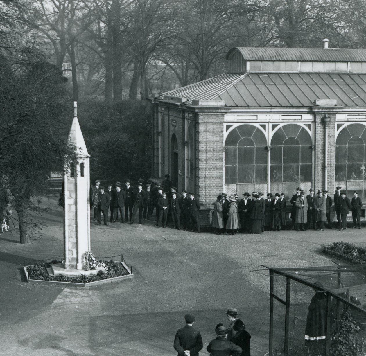 Wapenstilstandsdag bij het Oorlogsmonument, London Zoo, 11 november 1923 door Frederick William Bond