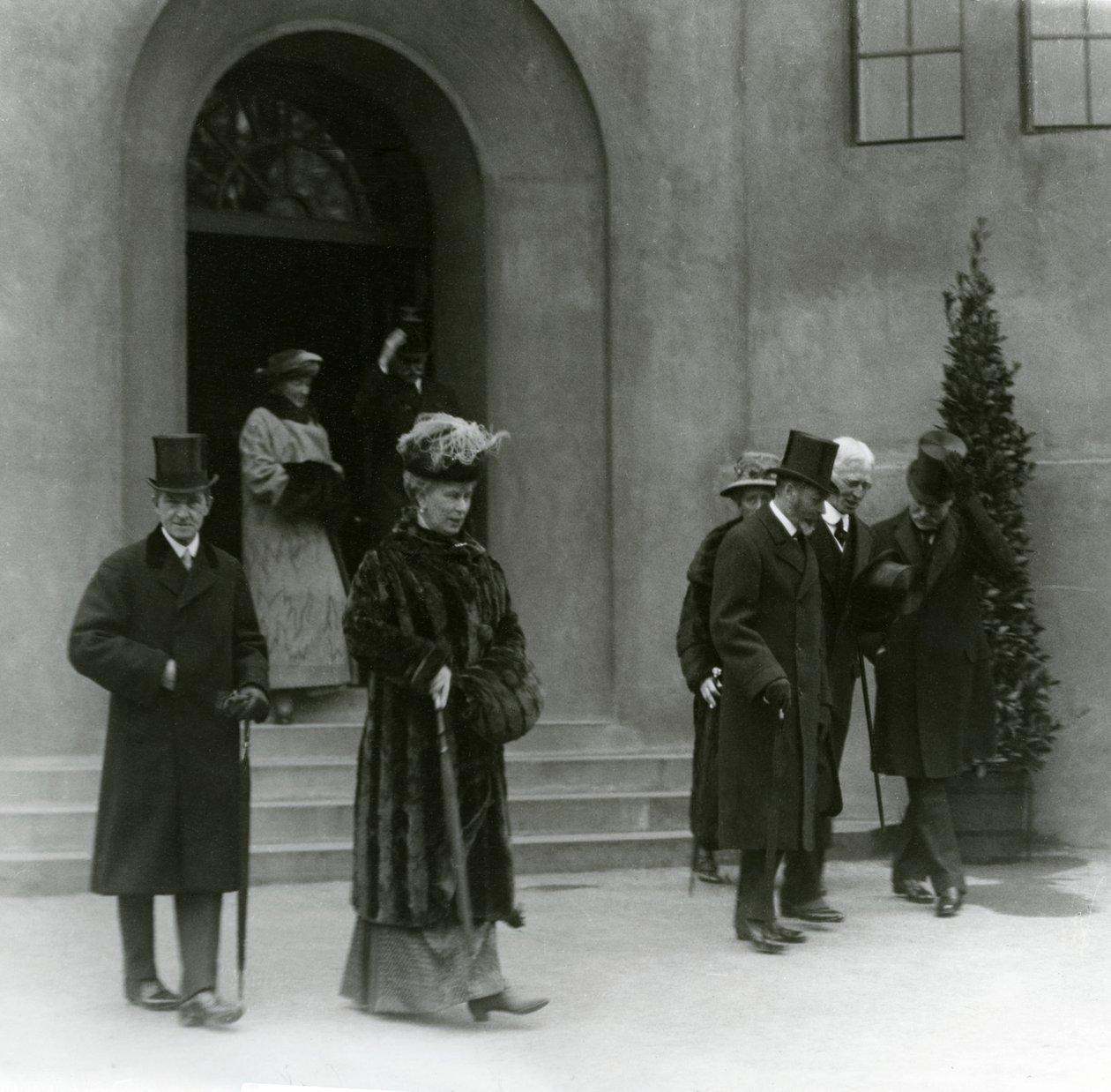 Koning George V en koningin Mary in het aquarium van de London Zoo door Frederick William Bond