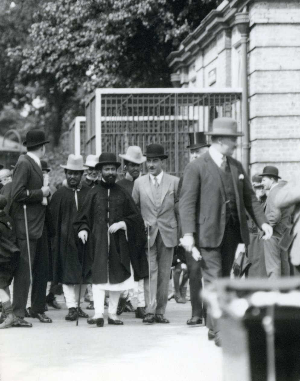 Sir Peter Chalmers Mitchell met Ethiopische Regent Haile Selassie en zijn gevolg, London Zoo door Frederick William Bond