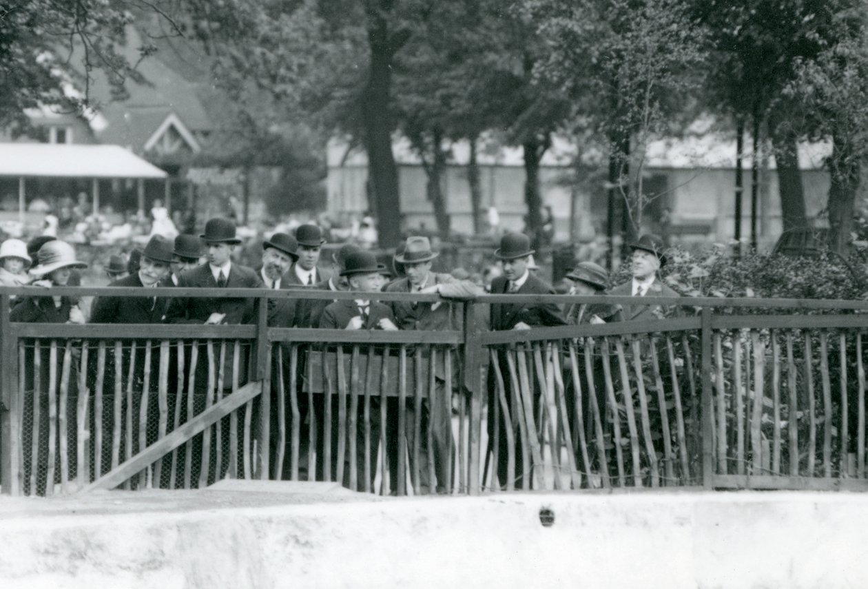 De koning van Italië, Victor Emmanuel III, bezoekt London Zoo in 1924 door Frederick William Bond