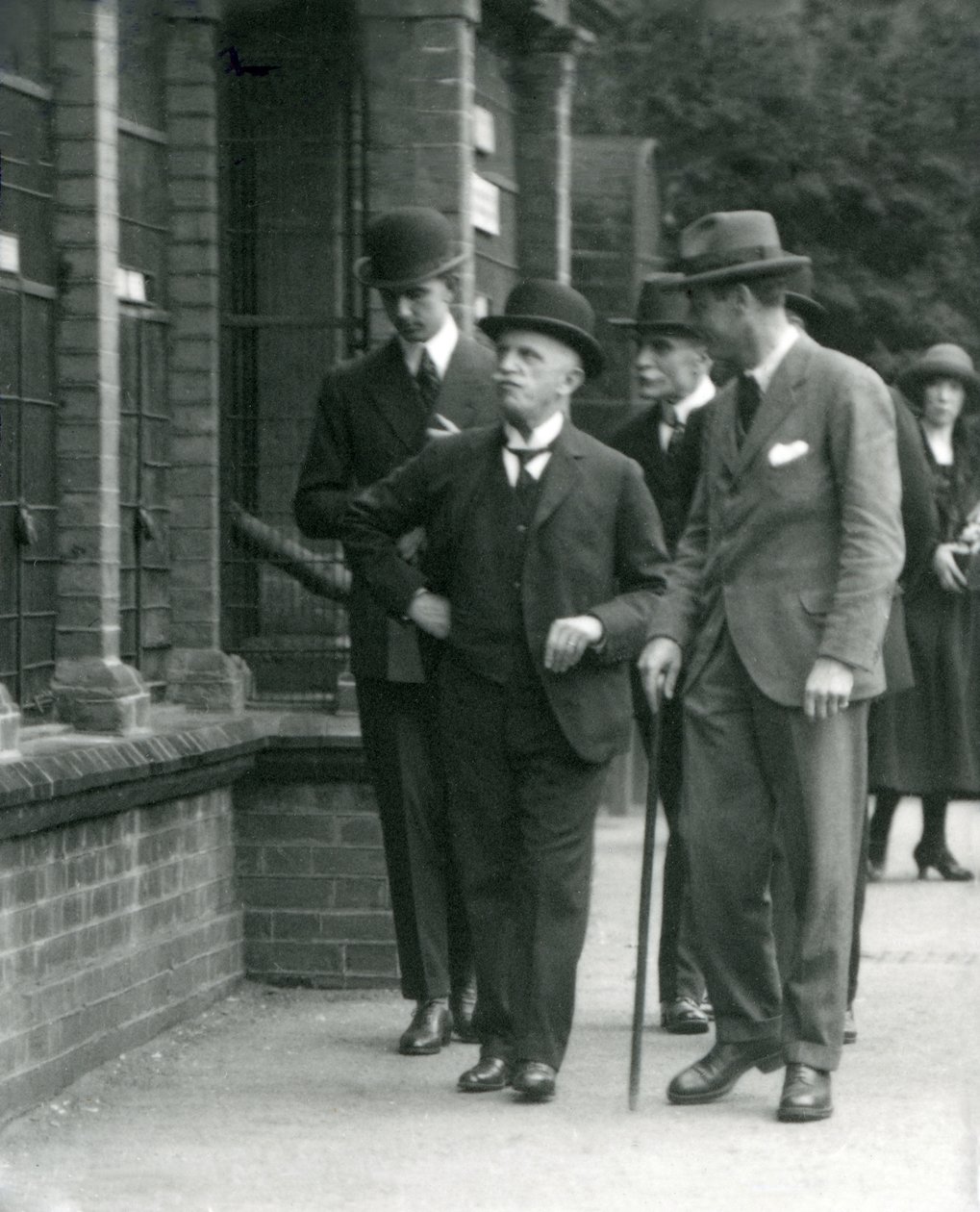 De Koning van Italië, Victor Emmanuel III, bezoekt London Zoo door Frederick William Bond