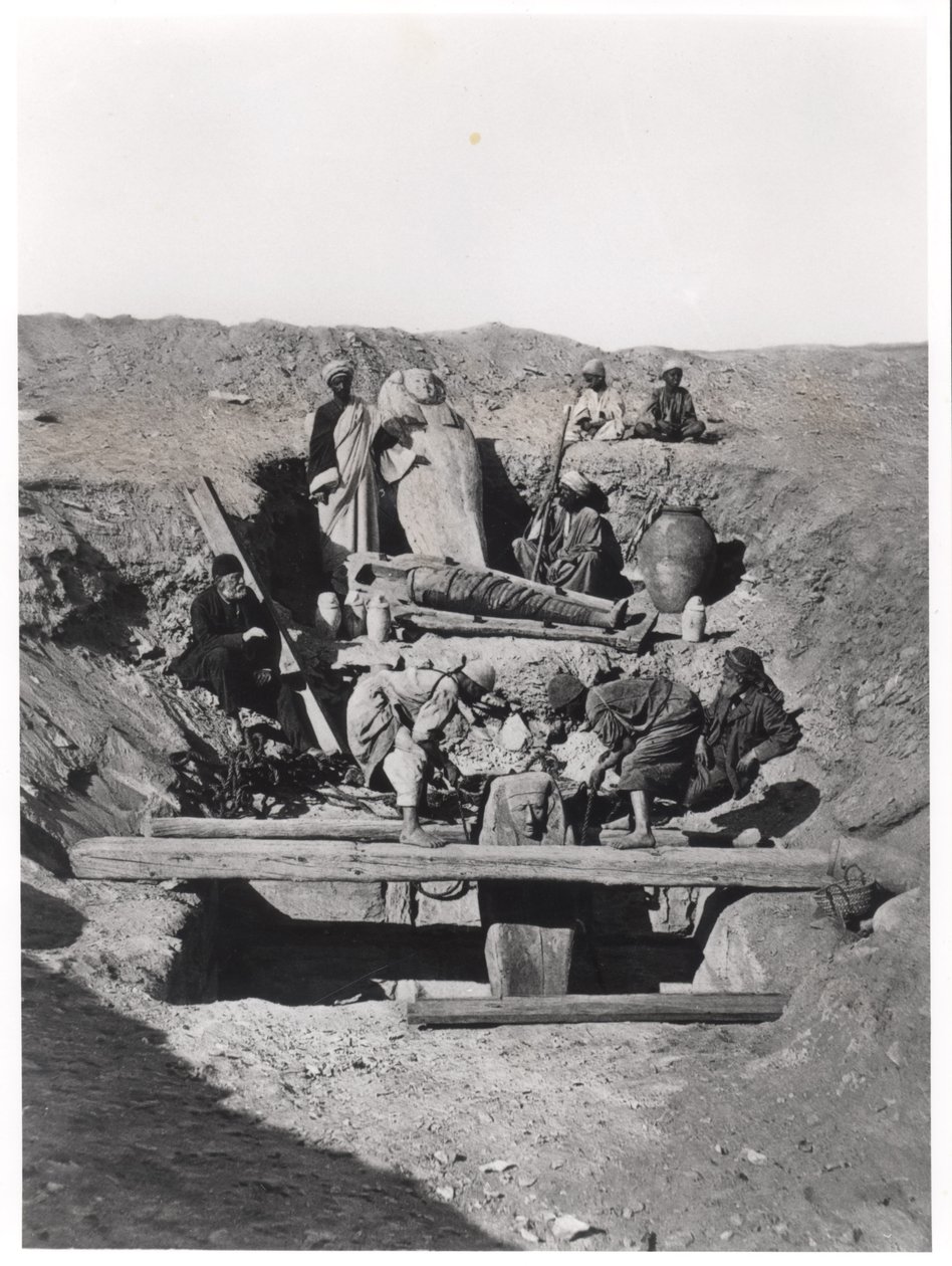 Een opgraving in Saqqara, uit een boek van Auguste Mariette (1821-81) gepubliceerd in 1893 door French Photographer