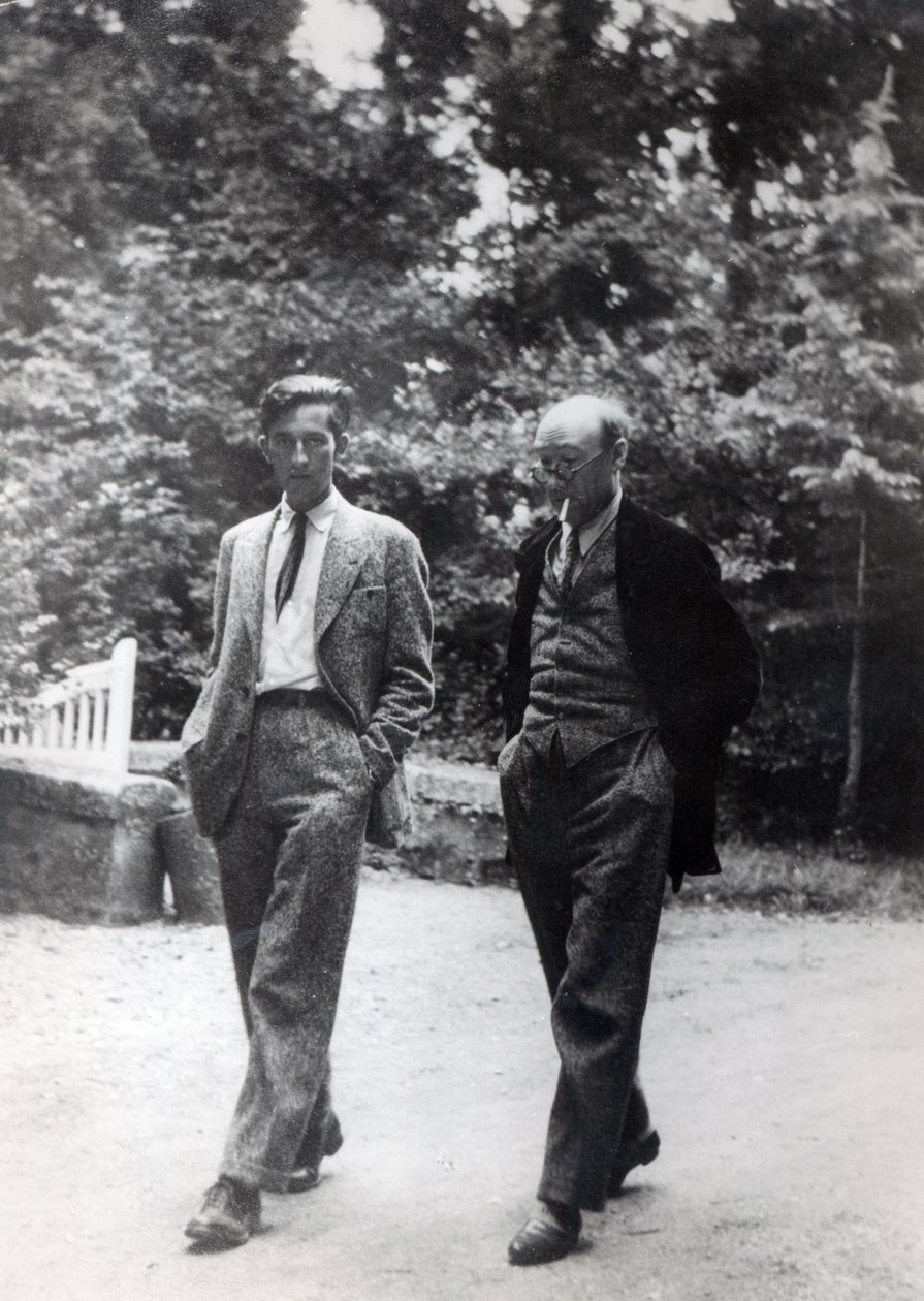 Andre Gide en Marc Schlumberger in Pontigny voor een van de jaarlijkse Decades de Pontigny, ca. 1930 door French Photographer