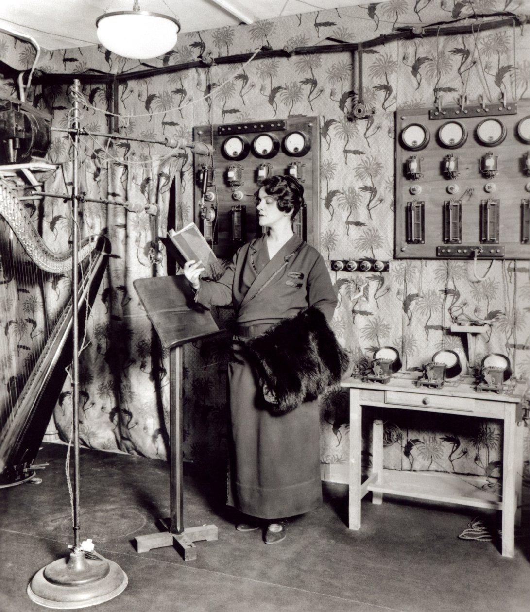 Beatrix Dussane in een radio-opnamestudio, c.1936 door French Photographer