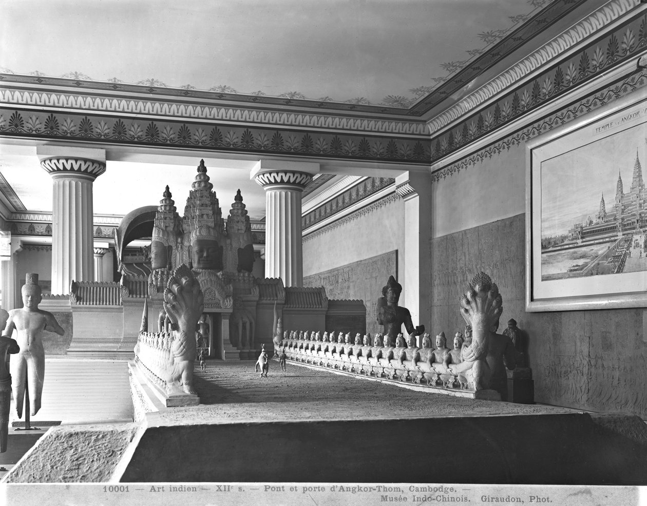 Brug en deur van Angkor Thom, ca. 1912 door French Photographer
