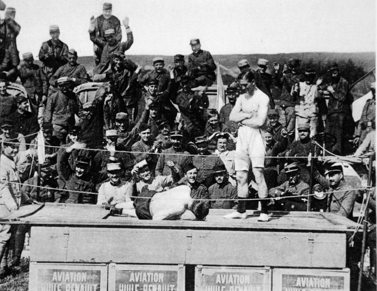 Carpentier geeft de knock-out aan het front: de beroemde bokser trekt weer de handschoenen aan, om een held te eren, uit The Illustrated War News door French Photographer