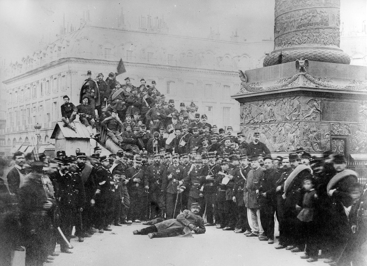 Communards op de Place Vendôme tijdens de Parijse Commune, 1871 door French Photographer