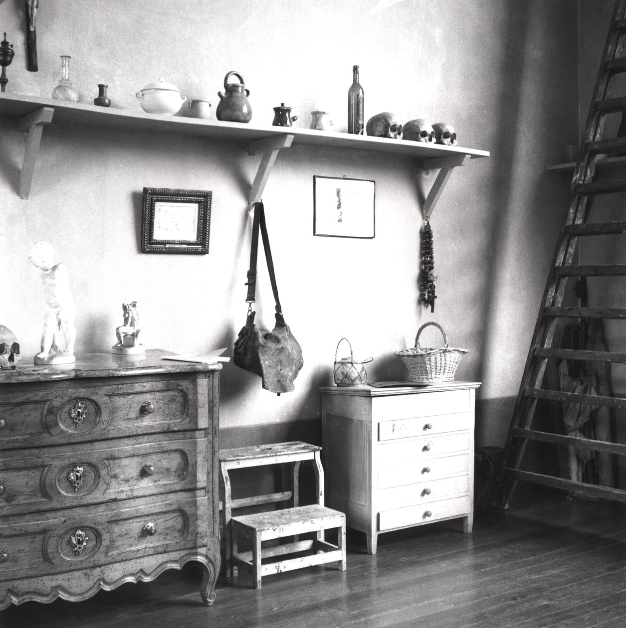 Interieur van Cezannes studio in Aix-en-Provence, c.1900-02 door French Photographer