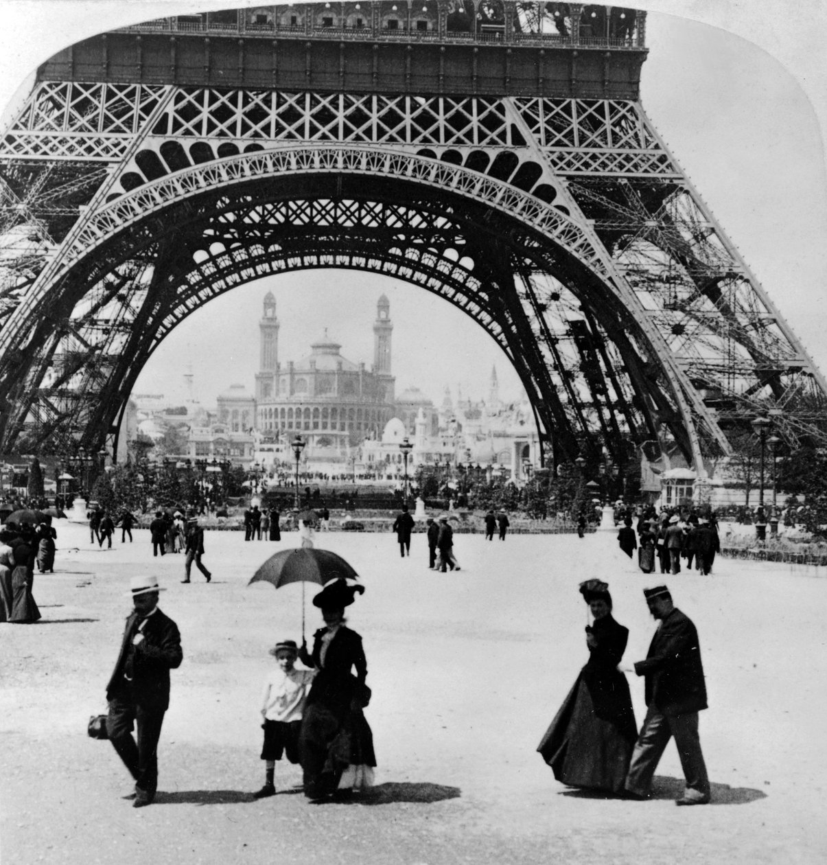 Kijkend door de basis van de Eiffeltoren naar de Trocadero en Koloniale station, Parijse Tentoonstelling, 1900 door French Photographer