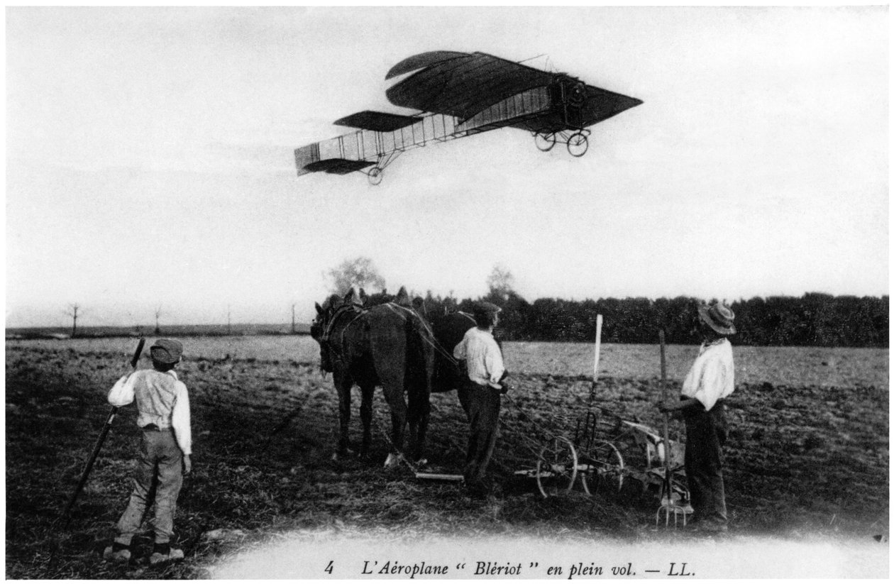 Louis Blériot (1872-1936) vliegt in zijn vliegtuig door French Photographer