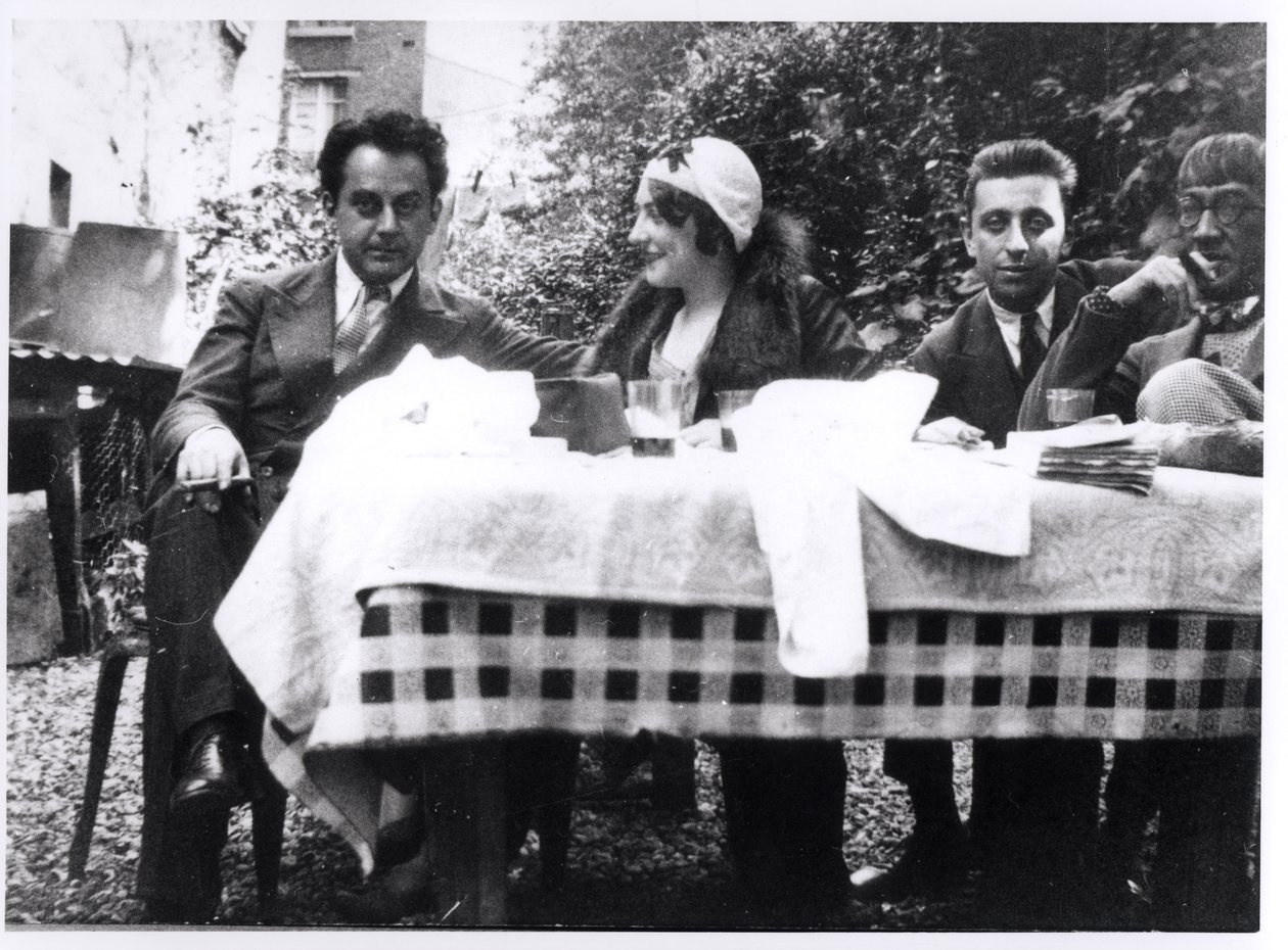 Man Ray (1890-1976) Madeline Ansbach, Robert Desnos (1900-45) en Leonard Foujita (1886-1968) ca. 1930 door French Photographer