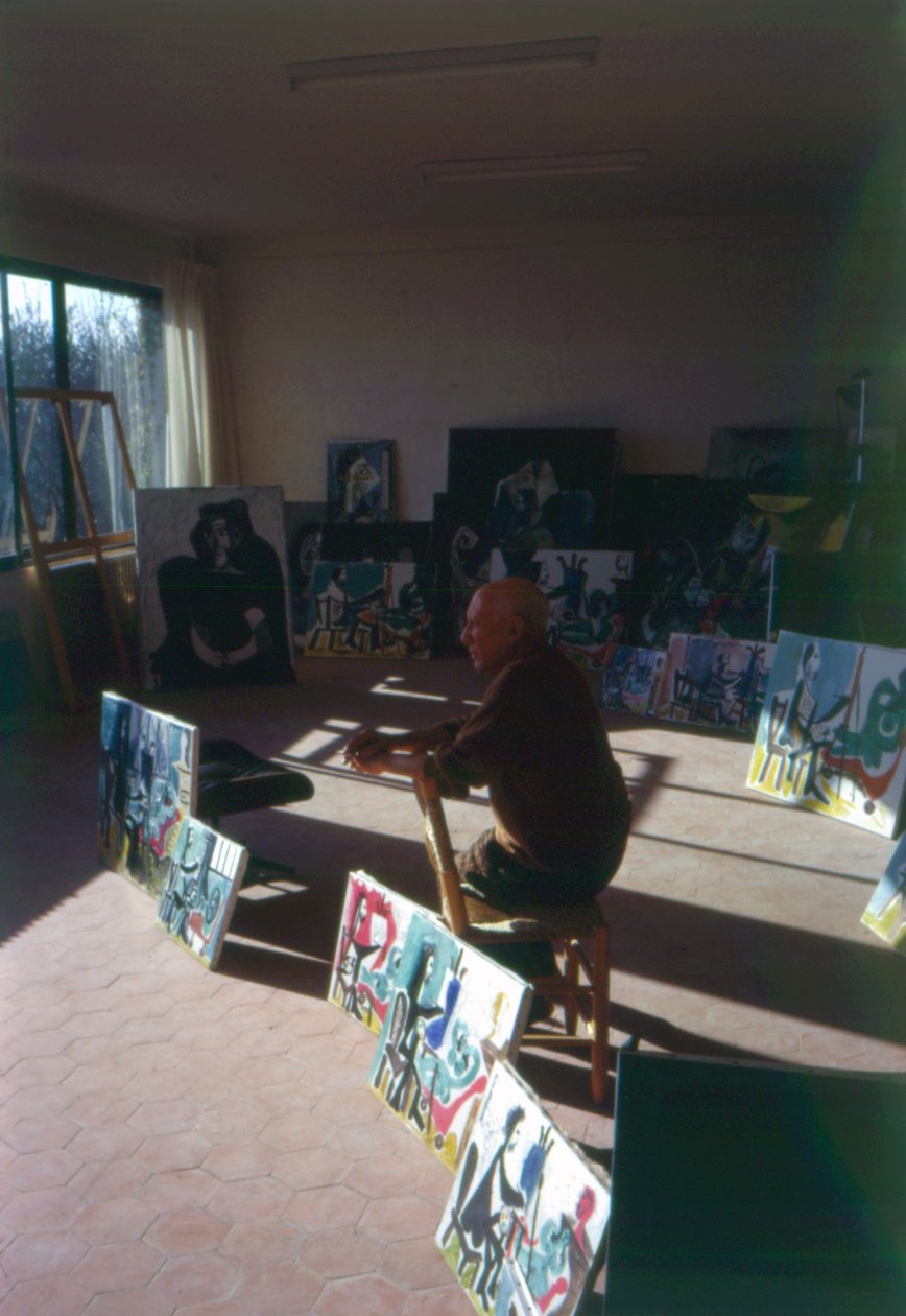 Pablo Picasso in zijn atelier omringd door zijn serie Le peintre et son modele door French Photographer