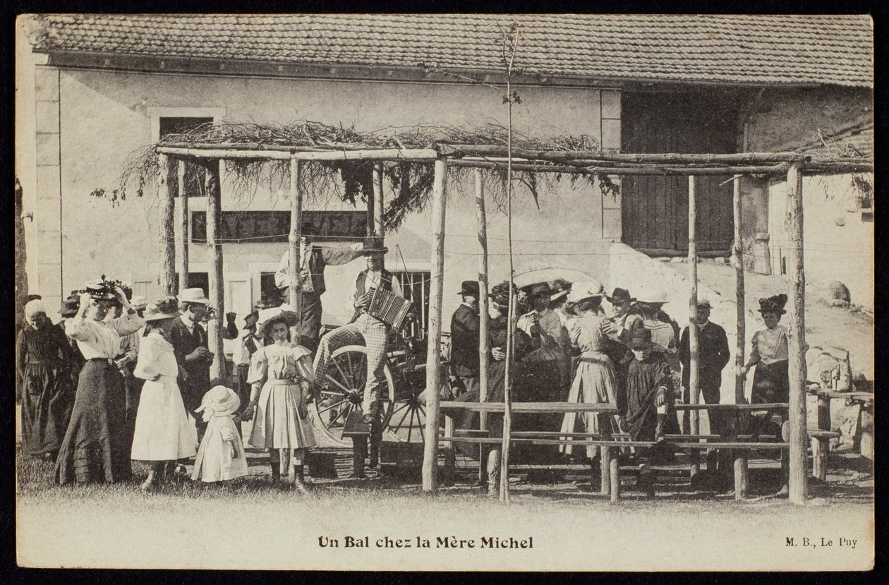 Ansichtkaart met een dans bij Mere Michels, Le Puy, ca.1900 door French Photographer