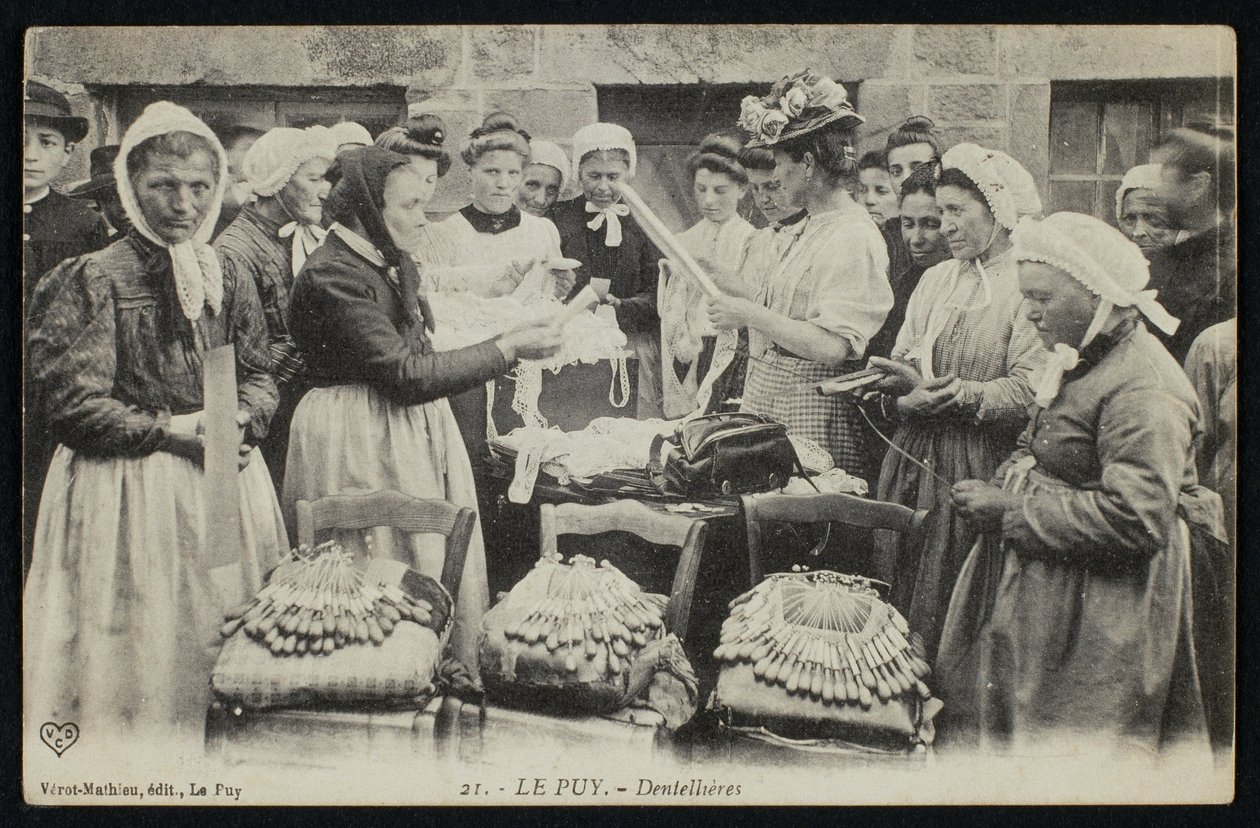 Ansichtkaart met kantklossers van Le Puy, ca.1900 door French Photographer