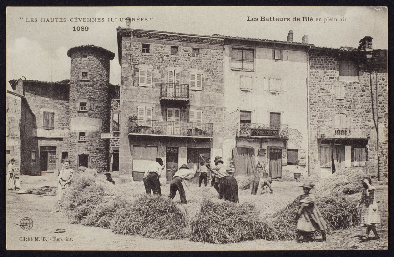 Ansichtkaart met de maïsdorsers in de Cevennen, ca.1900 door French Photographer