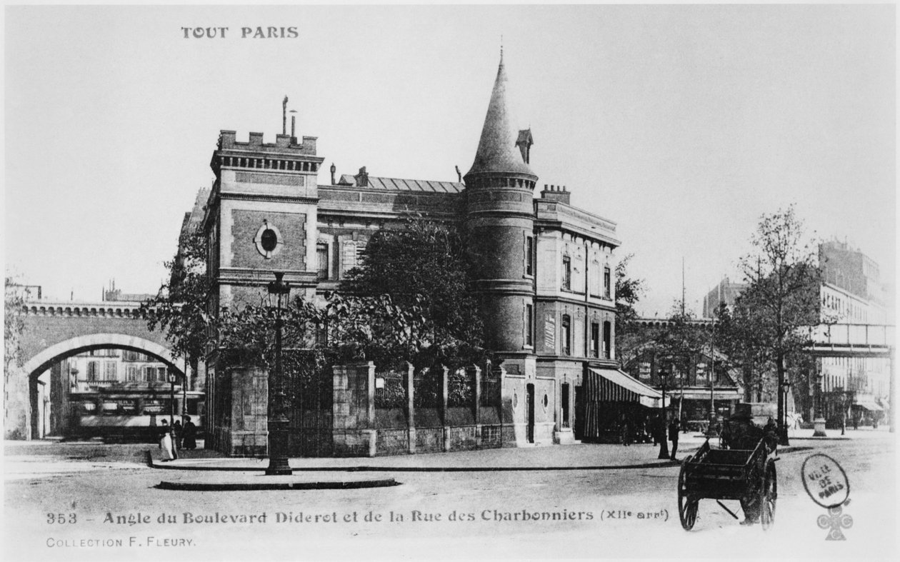 Ansichtkaart van de hoek Boulevard Diderot en Rue des Charbonniers, Parijs, ca. 1900 door French Photographer