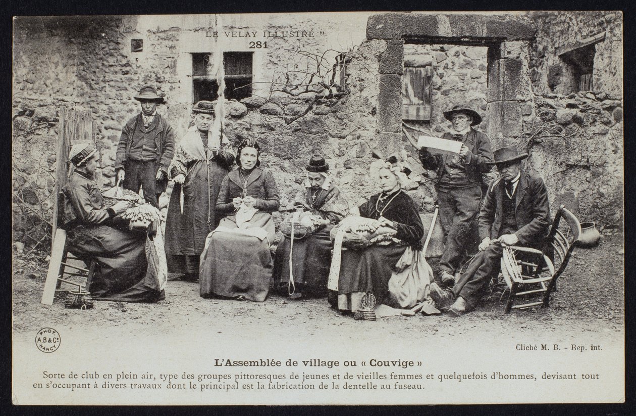 Ansichtkaart met de dorpsbijeenkomst of Couvige, Le Puy-en-Velay, ca.1900 door French Photographer