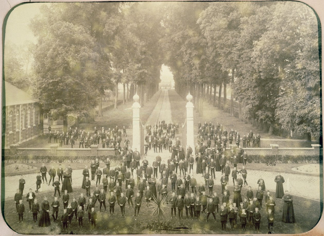 Leerlingen en personeel van de Institution Libre de Marcq en Baroeuil, 1890-1 door French Photographer