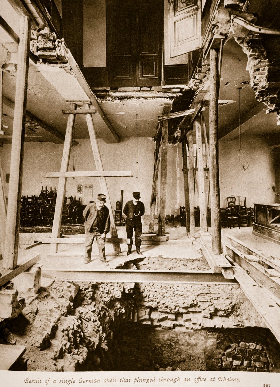 Resultaat van een enkele Duitse granaat die door een kantoor in Reims sloeg, 1914-19 door French Photographer