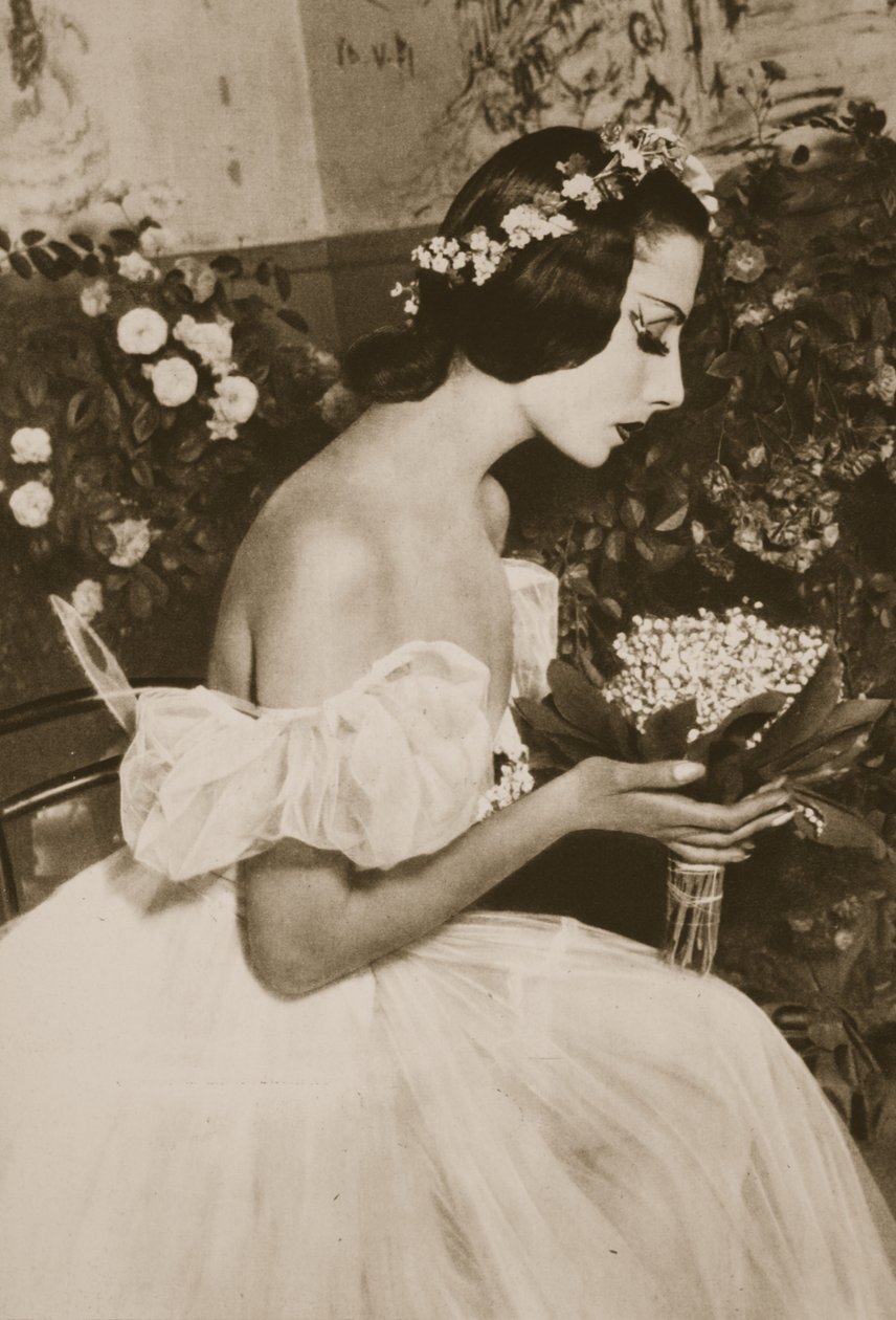 Tamara Toumanova in Les Sylphides, uit Grand Ballet de Monte-Carlo, 1949 door French Photographer