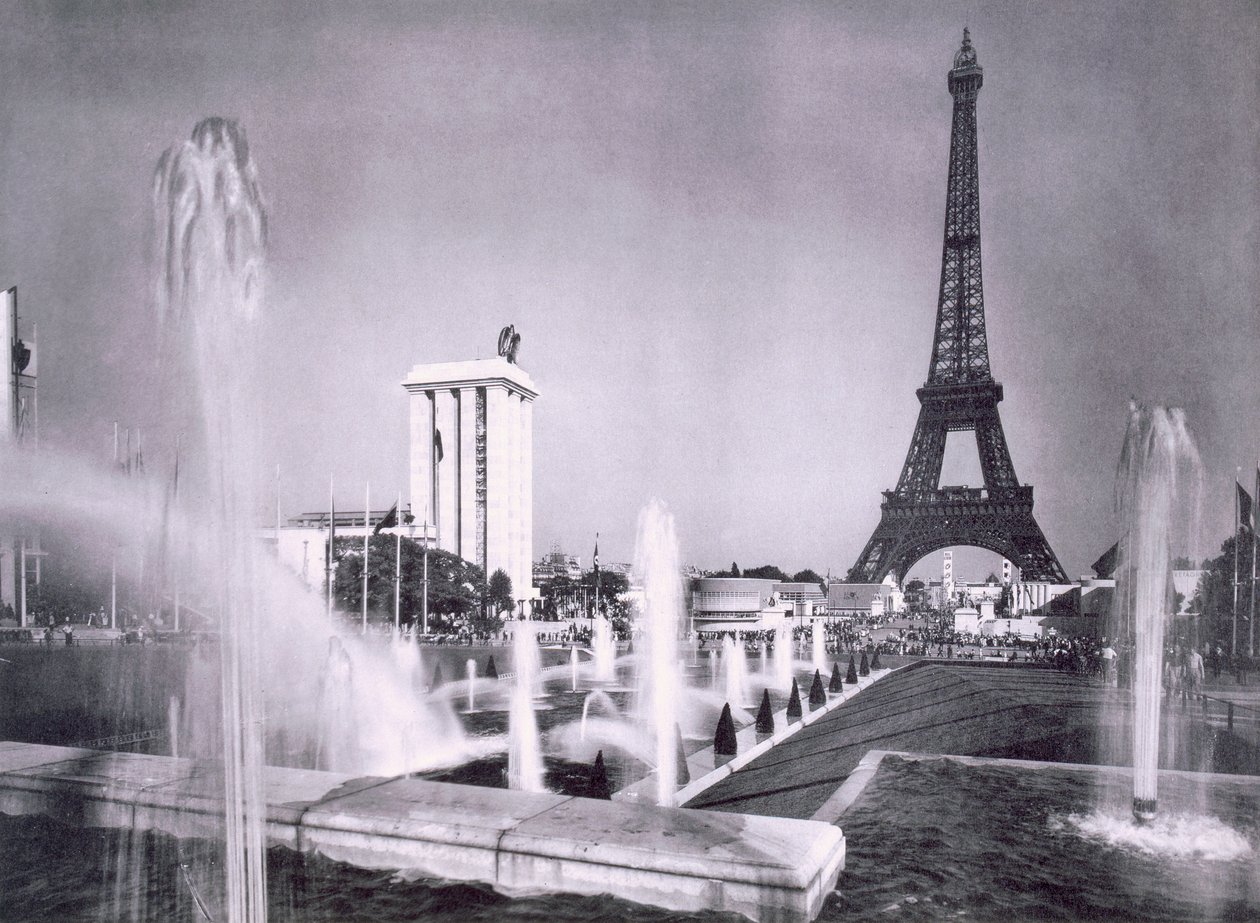 De siermeren voor de Eiffeltoren, tijdens de Internationale Expositie van Parijs, 1937 door French Photographer