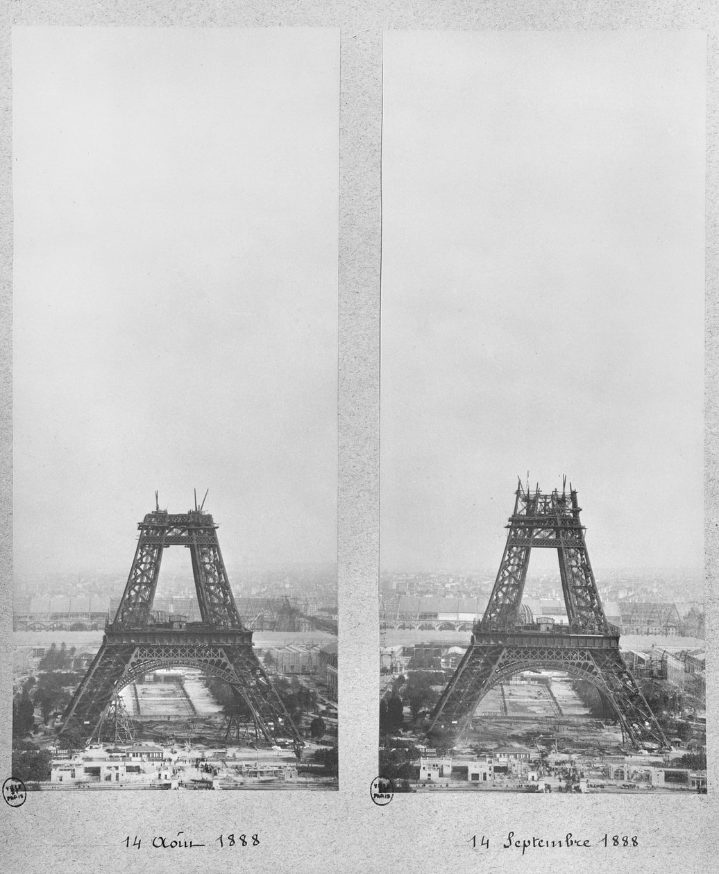 Twee uitzichten op de bouw van de Eiffeltoren, Parijs, 14 augustus en 14 september 1888 door French Photographer