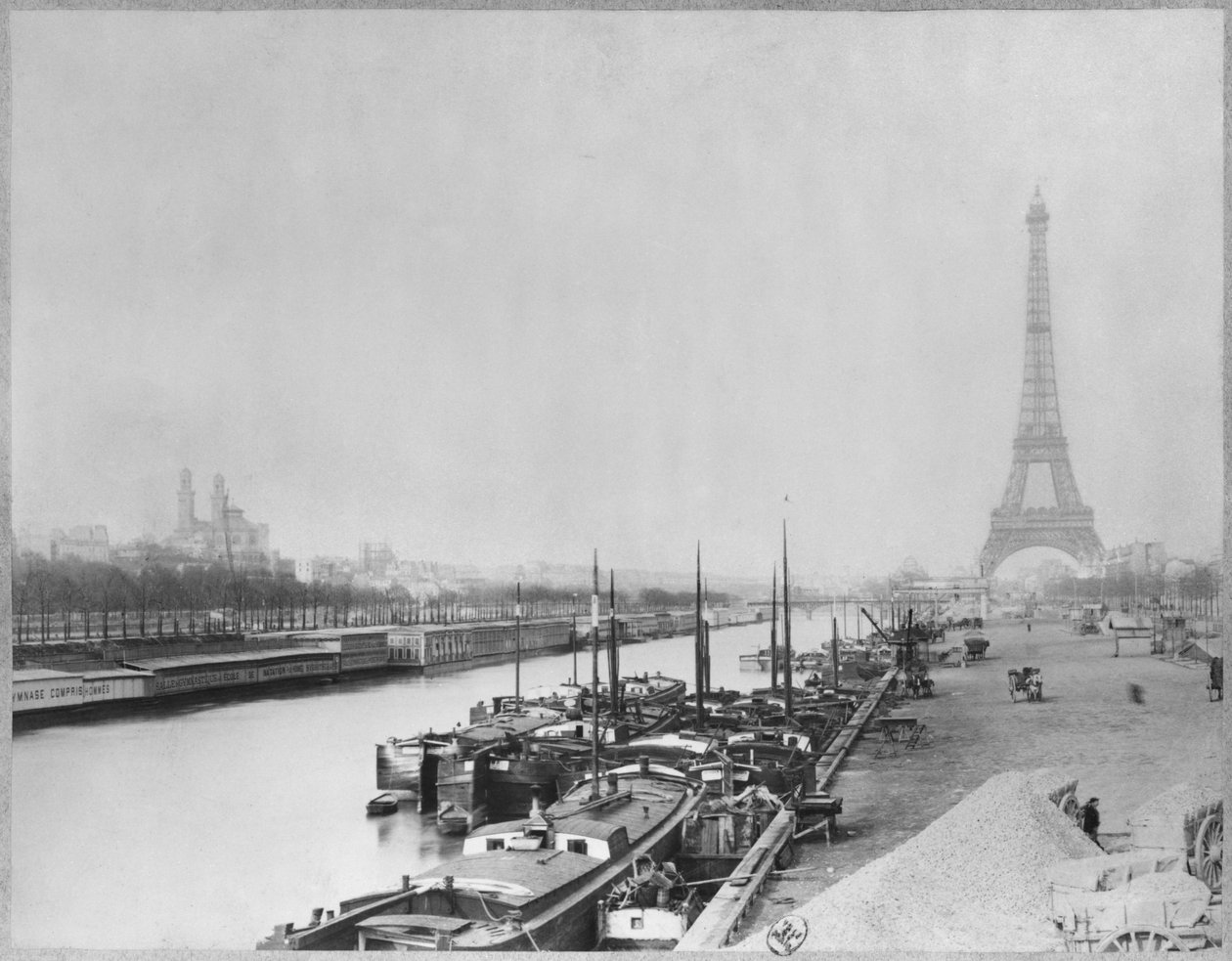 Uitzicht op de oevers van de Seine en de Eiffeltoren, Parijs door French Photographer