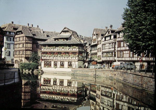 Huis van de Leerlooiers, in de Leerlooierswijk, gebouwd 1572 door French School