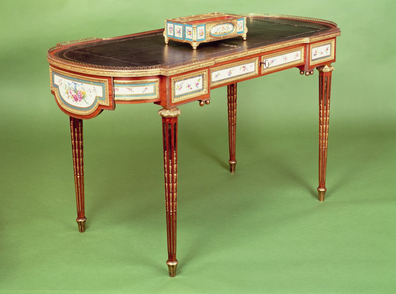 Louis XVI bureau plat met bleke tulpenhoutfineer en gevormde vergulde galerij, toegeschreven aan Martin Carlin door French School